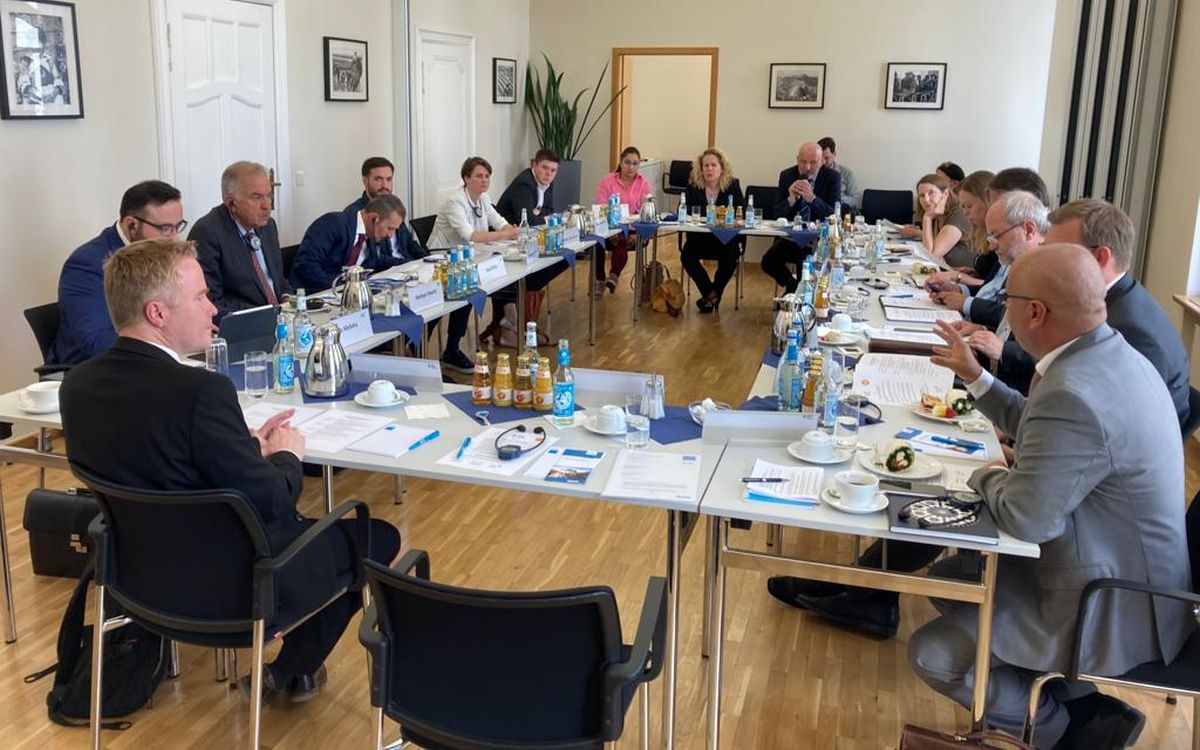 Außenpolitischer Round-Table mit Bundestagsabgeordneten und Vertretern aus dem Irak im Juni 2022 in Berlin